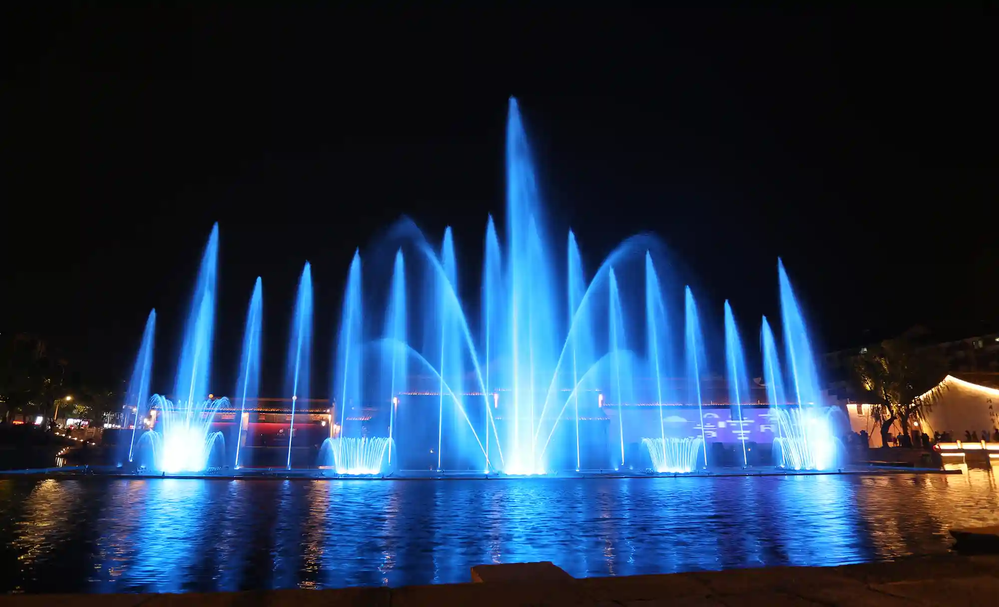 Custom-made water shows: Aquatique Show, water shows and water effects ...