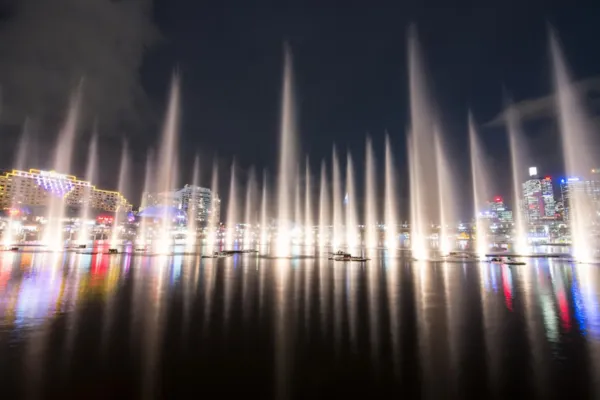 spectacle aquatique géant flottant vivid sydney 001