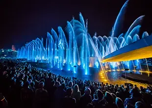 giant water show blue and gold dancing fountain