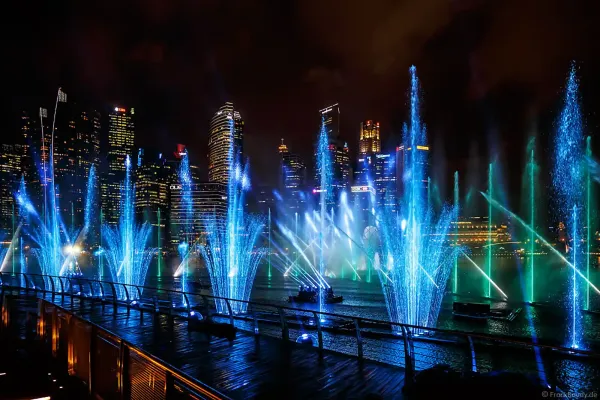 giant water show spectra at marina bay singapore 14