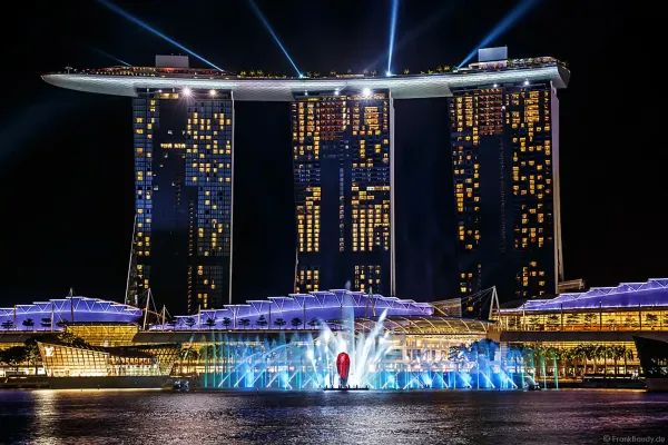 giant water show spectra at marina bay singapore with sands hotel